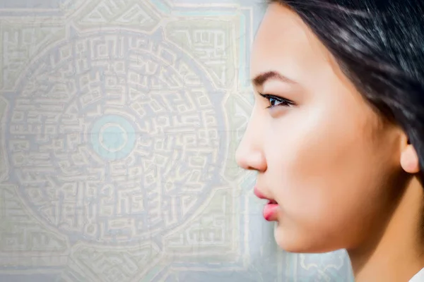 Retrato Chica Asiática Perfil Sobre Fondo Ligadura Árabe —  Fotos de Stock