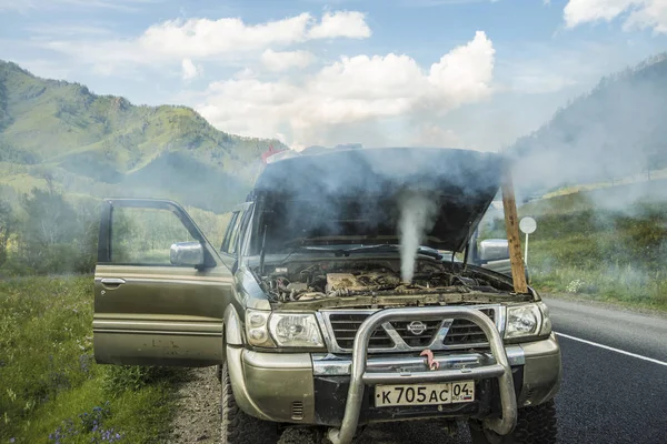 Altai Rússia Agosto 2017 Carro Suv Superaquecido Contra Montanhas Verão — Fotografia de Stock