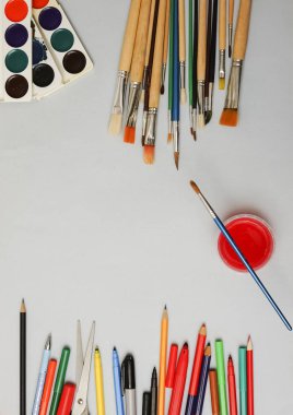 Sanat çalışma alanı ile yaratıcı aksesuarları, sanat resim ve çizim araçları. Sanat yaratıcı çalışma için malzemeleri. boş kağıt sayfası arka plan. 