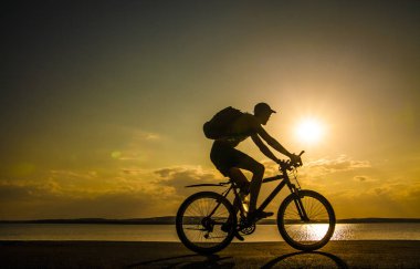 Bisiklet sürme adam silüeti