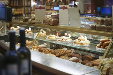 Cafe ve pastane durumda görüntüler. Cam Fırını dükkanında ışık yansıması ile hamur işleri görüntüleyin. seçici odak.