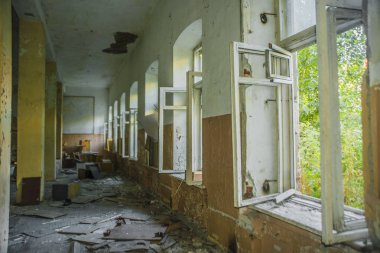 Eski, yıkık bir binanın iç. eski ahşap pencere. 