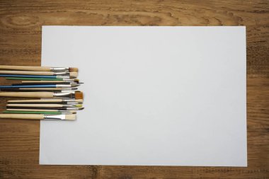 çeşitli Boya fırçaları kümesini ve boş beyaz kağıdın 