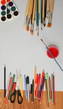 Sanat çalışma alanı ile yaratıcı aksesuarları, sanat resim ve çizim araçları. Sanat yaratıcı çalışma için malzemeleri. boş kağıt sayfası arka plan. 
