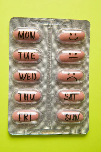 pills calendar. Pill Box. Monday, Tuesday, Wednesday, Thursday, Friday, Saturday, Sunday, smiley faces