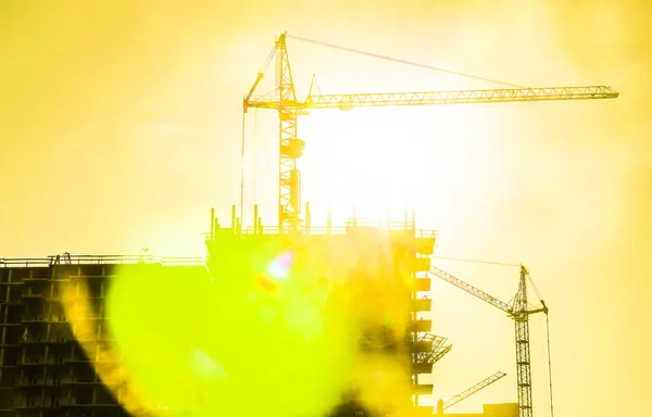 Construção Industrial Guindastes Edifícios Silhuetas Durante Nascer Sol — Fotografia de Stock