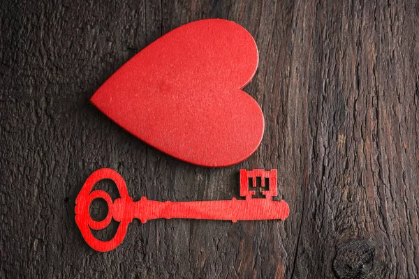Красное Сердце Ключ Фоне Деревянного Стола — стоковое фото