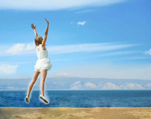 Mujer Libre Vista Trasera Mujer Saltando Contra Cielo Azul Las —  Fotos de Stock