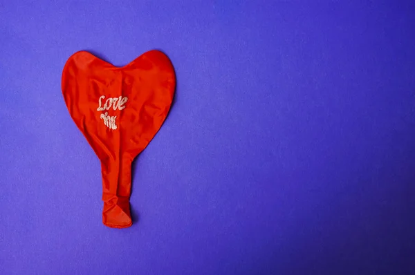 Czerwony Balon Przebicia Niebieski Opalać Słowo Miłość Balon — Zdjęcie stockowe