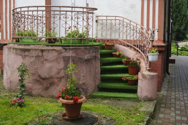 merdiven çiçekli tencere yeşil bir bahçe içinde dairesel somut adımlar