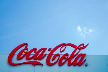 Moskova, Rusya - 28 Haziran 2018: Amerikalı gazlı meşrubat Atlanta, Georgia, ABD Coca-Cola Company tarafından üretilen Coca-Cola Logo (Kok) olduğunu 