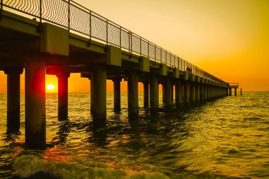 İskelede Blatic deniz manzarası. Deniz gözetleme kulesi ve siluet iskelesi üzerinde gün batımı