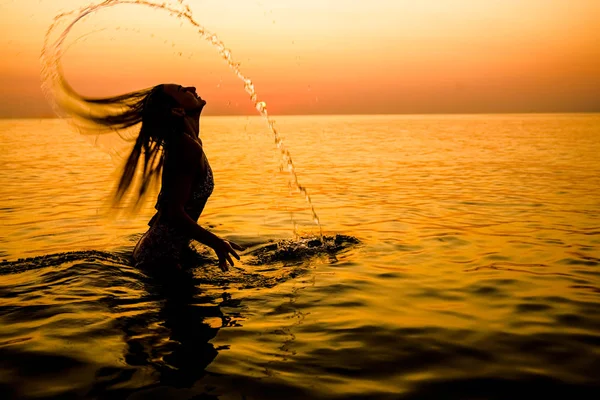 Sylwetka Kobiety Strój Kąpielowy Stojący Wybrzeżu Morza Mokrymi Włosami — Zdjęcie stockowe