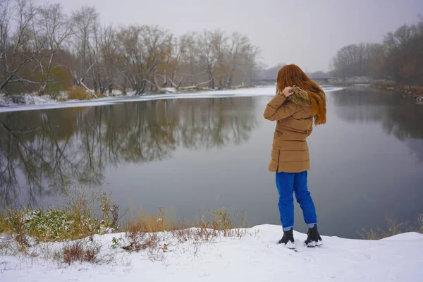 Uma Mulher Sozinha Neve Inverno Paisagem Cena Romântica — Fotografia de Stock