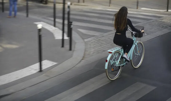 Vista Desde Parte Trasera Bicicleta Mujer Para Trabajar Una Ciudad — Foto de Stock