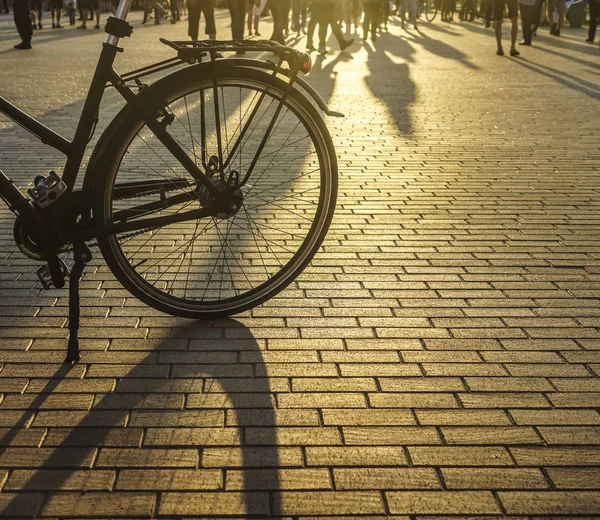 在狭窄的欧洲街道上的复古自行车 — 图库照片