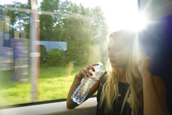 Blonde Jeune Femme Une Fenêtre Dans Wagon Chemin Fer Boire — Photo