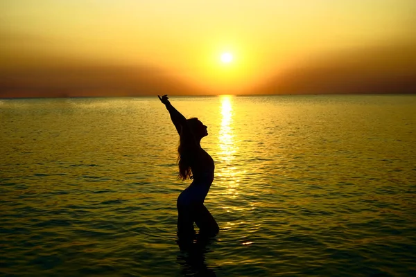 Sylwetka Młoda Dziewczyna Stojąco Rąk Plaży Zachodzie Słońca — Zdjęcie stockowe