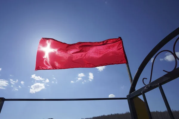 Rote Flagge Fahnenmast Gegen Blauen Bewölkten Sonnigen Himmel — Stockfoto