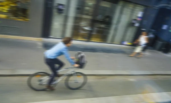 Imagen Borrosa Joven Hombre Negocios Feliz Montar Bicicleta Con Cesta — Foto de Stock