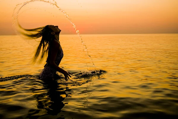 Sylwetka Kobiety Strój Kąpielowy Stojący Wybrzeżu Morza Mokrymi Włosami — Zdjęcie stockowe