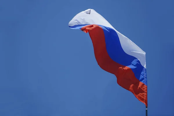 Bandera Rusia Contra Fondo Cielo Azul — Foto de Stock