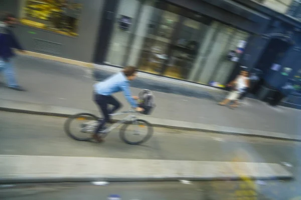 Imagen Borrosa Joven Hombre Negocios Feliz Montar Bicicleta Con Cesta — Foto de Stock