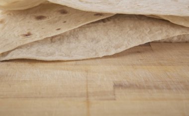 Shawarma ahşap kesme tahtası arka plan üzerinde.