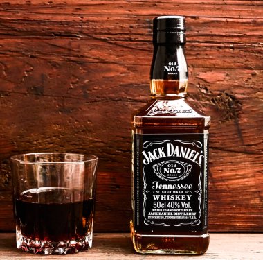 Lynchburg, Tennessee ABD - 14 Kasım 2016: Jack Daniels şişesi üzerinde ahşap masa. Jack Daniel's, en çok dünyanın Amerikan viski satan bir marka Brown Forman Corporation tarafından üretilen