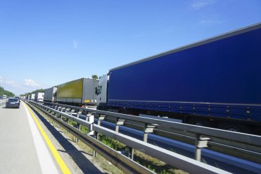 karayolu üzerinde birçok kamyon ile trafik sıkışıklığı