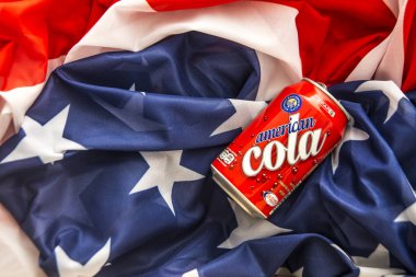 Moskova, Rusya - 29 Kasım 2016: alüminyum kutu Amerikan Cola ile Amerikan bayrağı