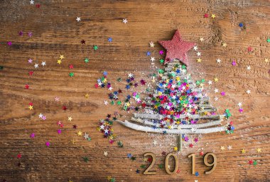 2019 yeni yıl kartı, Kızılyıldız yukarıdaki ile Noel ağacı. 