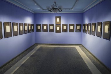 Fotoğraf boş. Galeri oda iç duvarlarda boş çarşafları. resim galerisi arka plan.