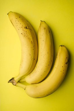 Kağıt arka plan üzerinde taze sarı muz. 