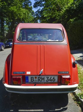 Berlin, Almanya - 14 Temmuz 2018: dikiz kırmızı eski model Citroen 2cv6 araba sokakta