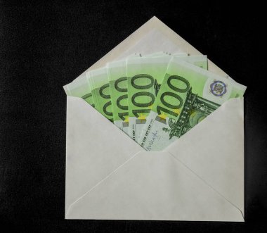 Zarf içinde Euro banknot. Beyaz Zarf nakit ile açıldı. Maaş ödeme veya yolsuzluk kavramı.