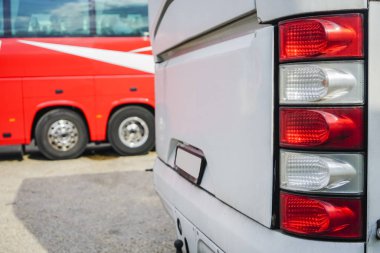 Arkadan gelen turist otobüslerinin hattı. kırmızı ve beyaz arka ışığa odaklanmak