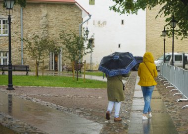 şemsiye ile genç çift in arka görünümü 