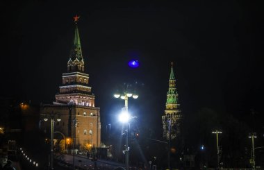 Moskova Kremlin, Kremlin Embankment ve Moskova Moskova Moskova' da gece, Rusya. Moskova'nın mimarisi ve simgesi
