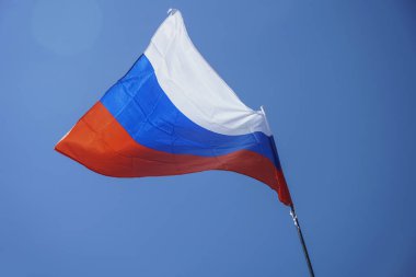 Mavi gökyüzü arka plan karşı Rus bayrağı