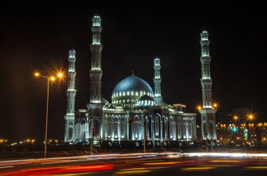Astana / Kazakistan - 05 Temmuz 2016: Hazreti Sultan Camii geceleri. Kazakistan. Astana.