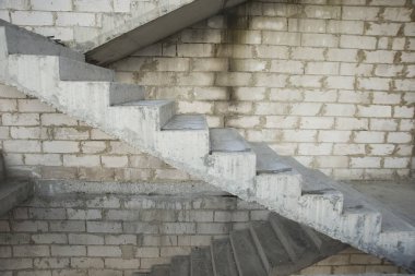 merdiven çimento, beyaz tuğla duvar arka planını yaptı