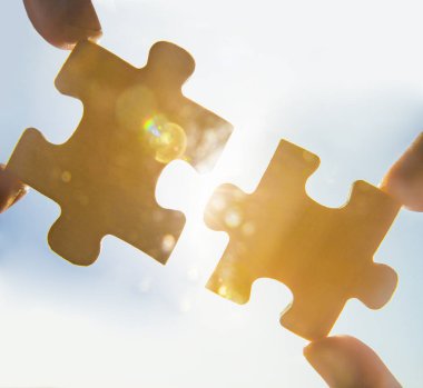 el ile gökyüzü arka plan ile adet bulmaca. 