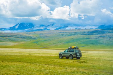 off road araç and Dağları'nın vahşi doğada kar ile kaplı.