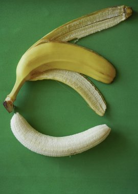 Kağıt arka plan beyaz banana ve yeşil sarı hap
