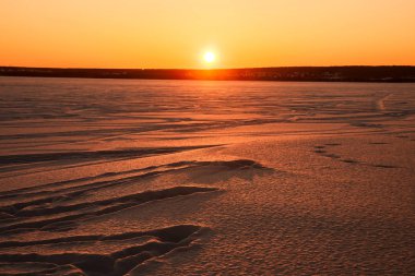 Kış manzarası, göl günbatımı at