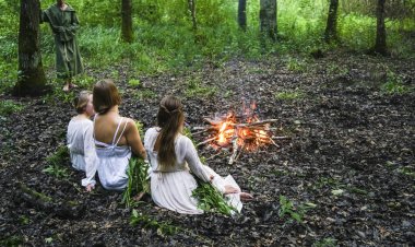 Karanlık ormandaki ateşe bakan üç güzel cadı. sihirbaz kadınlar 