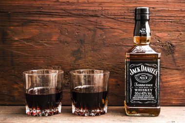 Lynchburg, Tennessee ABD - 14 Kasım 2016: Jack Daniels şişesi üzerinde ahşap masa. Jack Daniel's, en çok dünyanın Amerikan viski satan bir marka Brown Forman Corporation tarafından üretilen