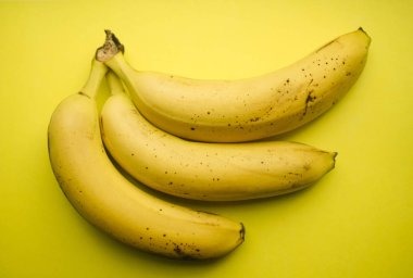 Kağıt arka plan üzerinde taze sarı muz. 