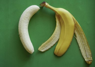 Kağıt arka plan beyaz banana ve yeşil sarı hap